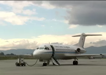 Petro dispuso todos los aviones de la FAC y el presidencial para ayudar a usuarios afectados por crisis de aerolíneas
