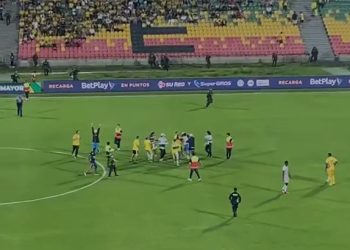 Repudian ingreso de hinchas a la cancha en pleno partido Bucaramanga vs Tolima