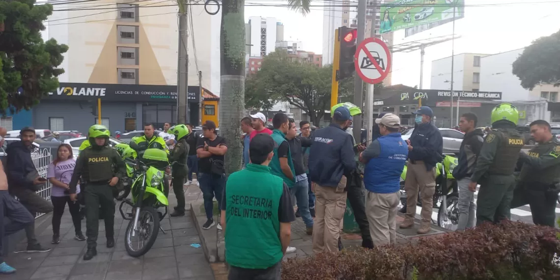 Sorprenden a «limpia vidrios» portando una pistola