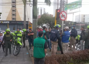Sorprenden a «limpia vidrios» portando una pistola