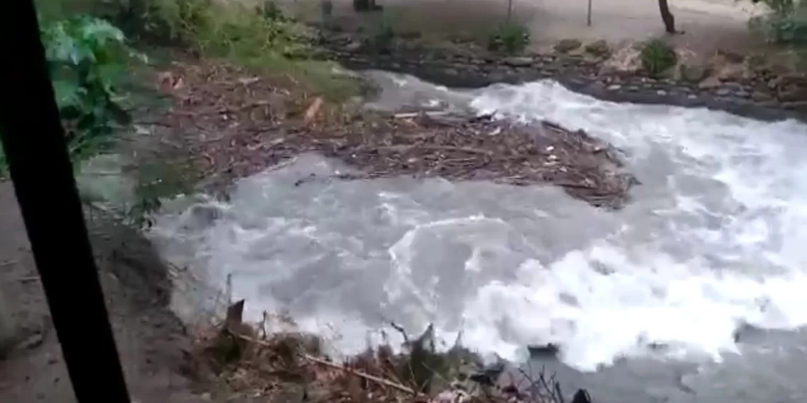 Comunidad reporta creciente de afluentes en la provincia Soto Norte
