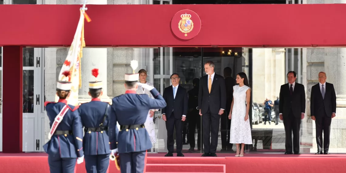 Los Reyes de España recibieron con honores al Presidente Petro