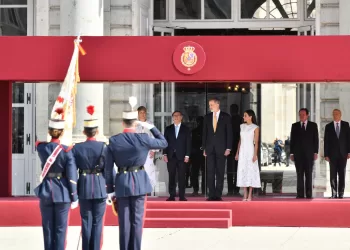 Los Reyes de España recibieron con honores al Presidente Petro
