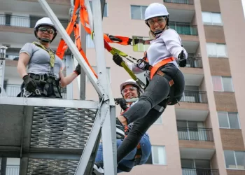En Bucaramanga 100 mujeres se capacitarán para el trabajo en alturas