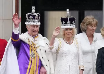 El rey Carlos III ha sido coronado, Dios salve al Rey