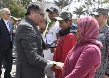 Condecoraron a indígenas y militares que rescataron a niños sobrevivientes de la selva