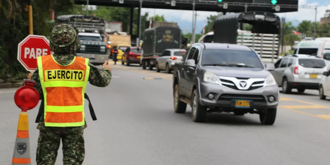 Soldados de la Quinta Brigada, desplegados sobre las vías para brindar un viaje seguro