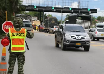 Soldados de la Quinta Brigada, desplegados sobre las vías para brindar un viaje seguro