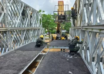 En 38 días, militares montaron puente metálico en la vía a Málaga