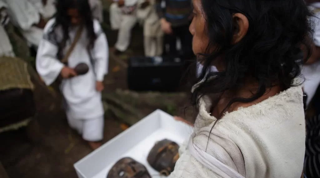 Pueblo Kogui purificó sus máscaras mágicas devueltas por Alemania