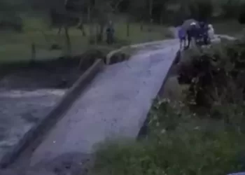 En Vélez, creciente súbita de quebrada arrasó un puente vehicular