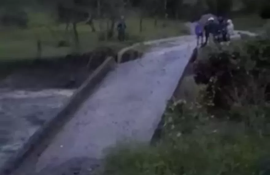 En Vélez, creciente súbita de quebrada arrasó un puente vehicular