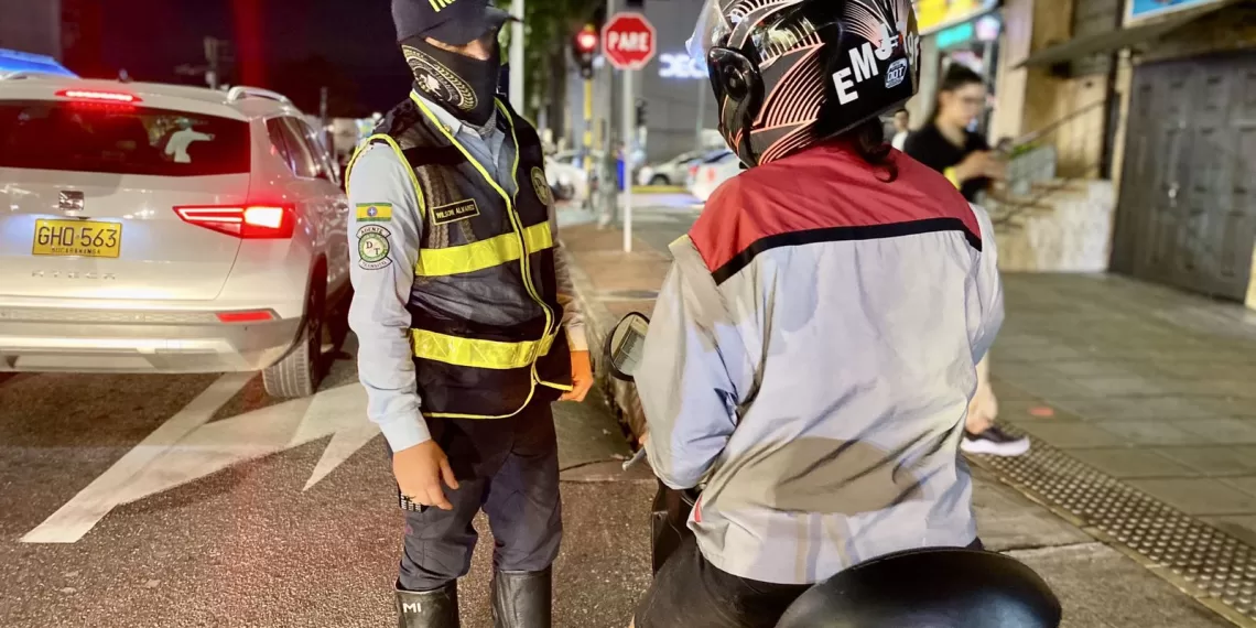 Obligarán que motociclistas usen casco y prendas reflectivas