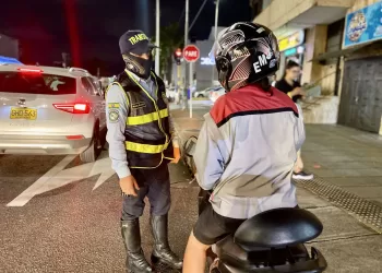 Obligarán que motociclistas usen casco y prendas reflectivas
