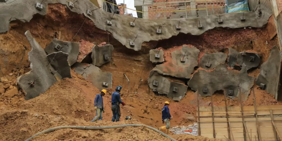 Se desplomó pantalla anclada que se construía en un barrio del Sur de Bucaramanga