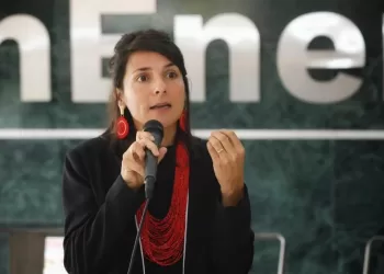 ¿Por qué la ministra Irene Vélez se encuentra otra vez en la mira?