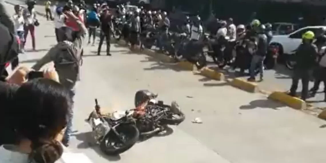 Responsabilizan a agente de tránsito de causar la muerte de un motociclista en el carril exclusivo de Metrolínea