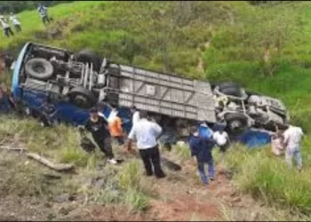 Diez muertos en accidente de bus que rodó a un abismo en Santander