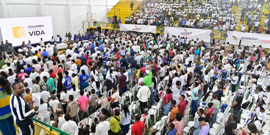 ‘Es mejor cargar un libro que un fusil’, mensaje de Petro a los jóvenes de Buenaventura