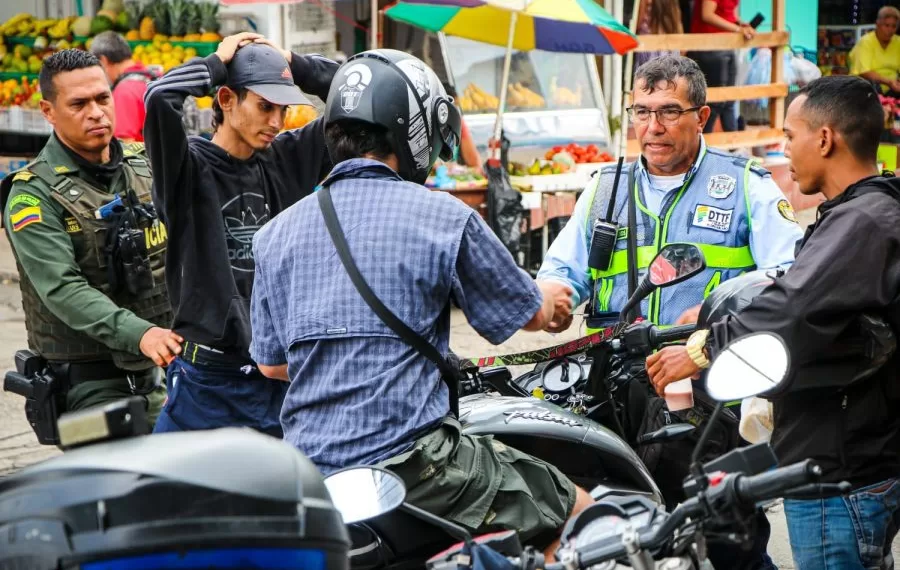 Con apoyo de la policía nacional dirección de tránsito realiza operativos en Bucaramanga