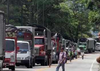 Bloqueada vía a la Costa: comunidad rechaza construcción de relleno sanitario