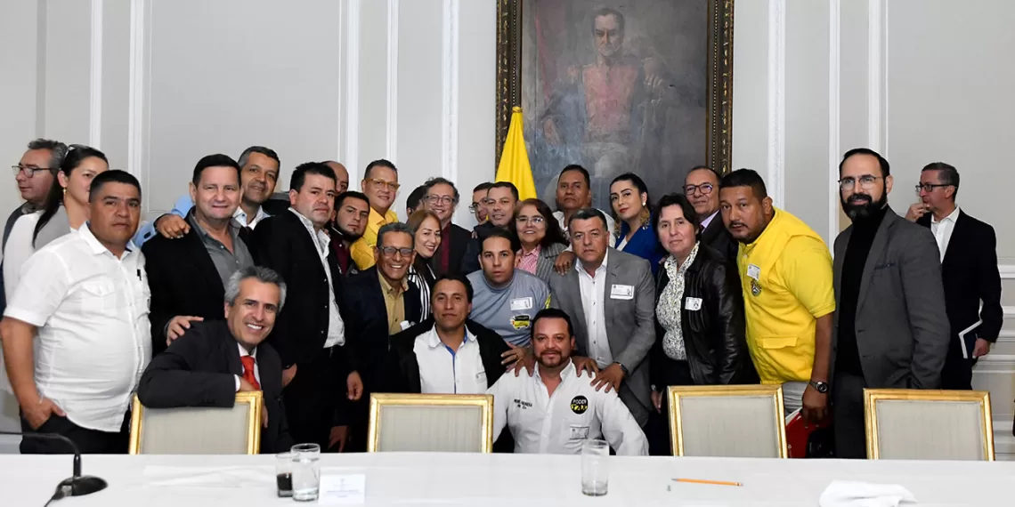 Gobierno y taxistas acuerdan evaluar tarifa diferencial en precio de combustibles