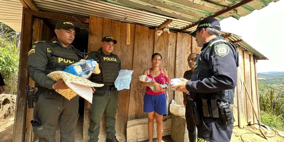 Policías atendieron parto y serán los padrinos del bebé que llevará sus nombres