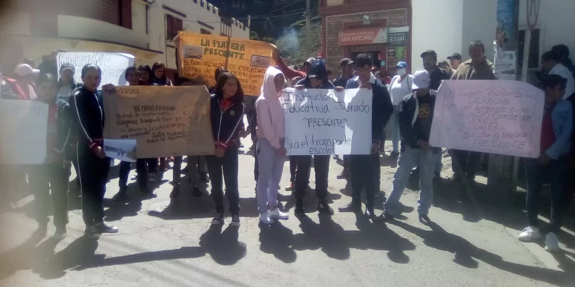 Plantón y manifestación para reclamar transporte escolar en Cerrito, Santander