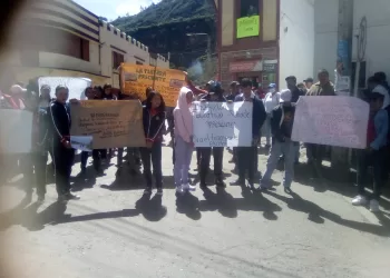 Plantón y manifestación para reclamar transporte escolar en Cerrito, Santander
