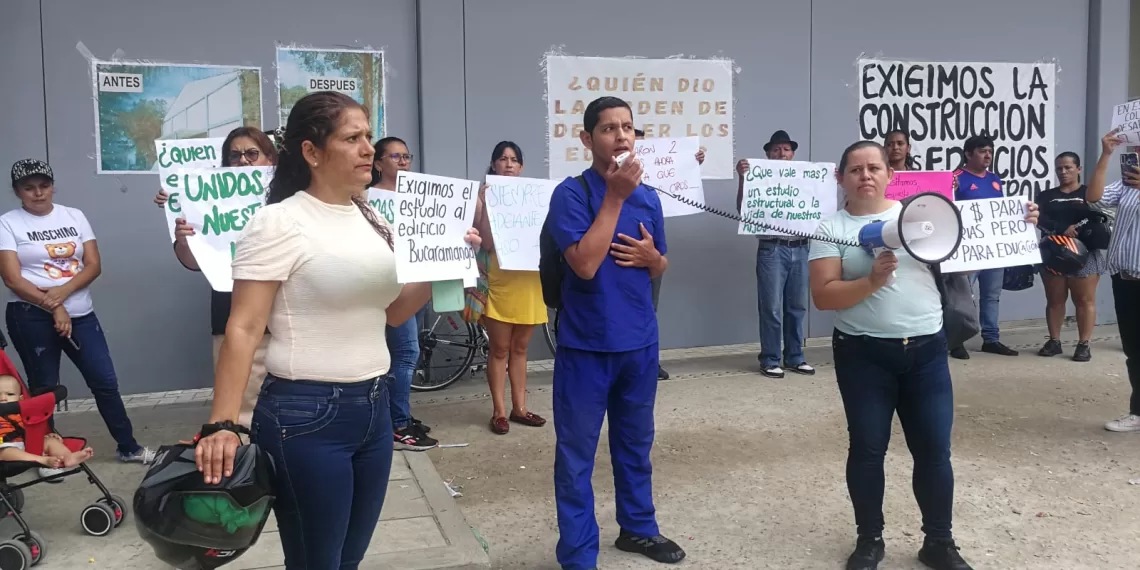 Colegio Tecnológico protesta contra el alcalde de Bucaramanga