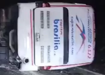 En bus de empresa Brasilia accidentado en la madrugada de este viernes en la vía Bucaramanga-San Alberto falleció una pasajera