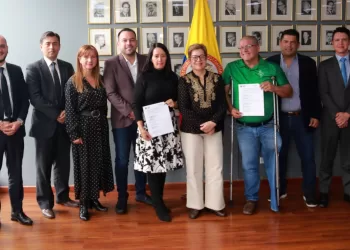 Acuerdo entre la DIAN y su sindicato permitirá formalizar a más de 10 mil trabajadores y trabajadoras