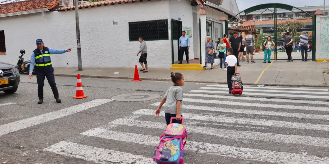 En Bucaramanga la autoridad de tránsito restringe presencia de menores como “patos” en las motos