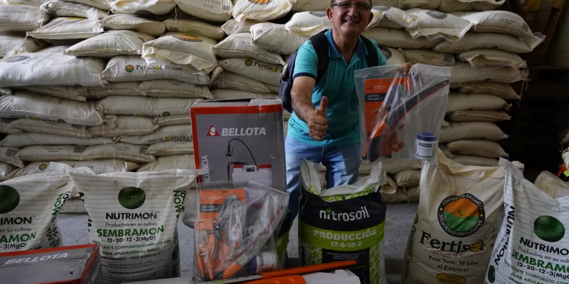 En Santander, víctimas del conflicto armado mejoran sus cultivos con insumos y herramientas