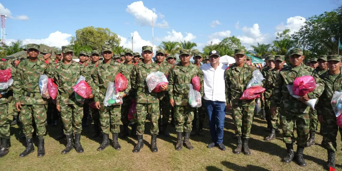 Gobierno Petro aumenta del 30% al 50% la bonificación mensual para soldados, policía e infantes