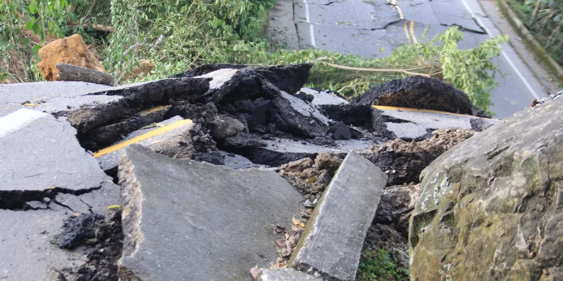Habilitan vía terciaria por derrumbe en carretera a Barrancabermeja