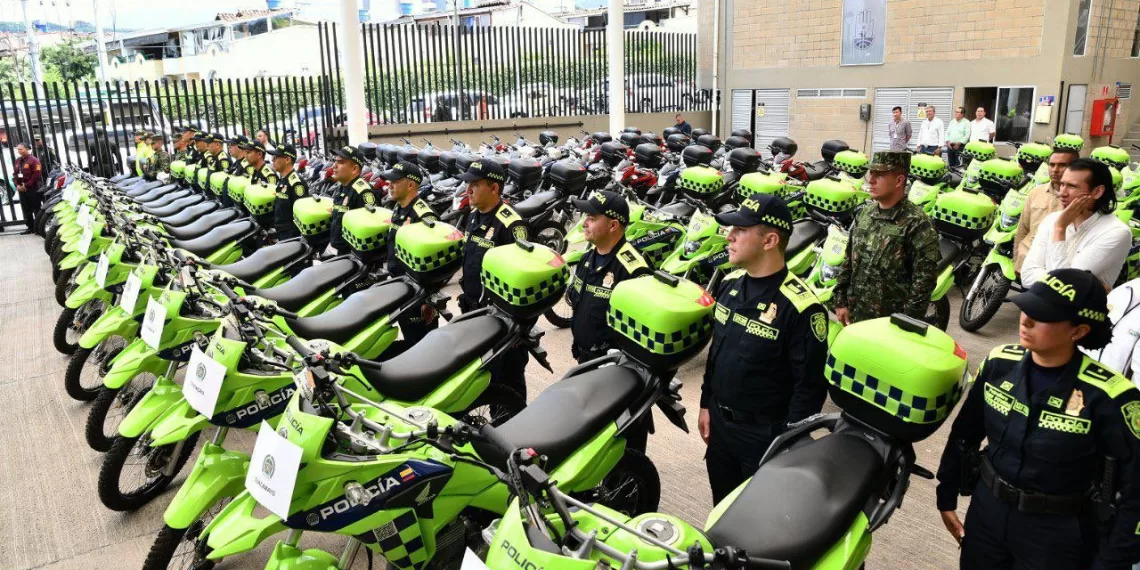 Mediante alianza entre el gobierno departamental y once municipios de Santander policía recibió motocicletas para robustecer la fuerza pública