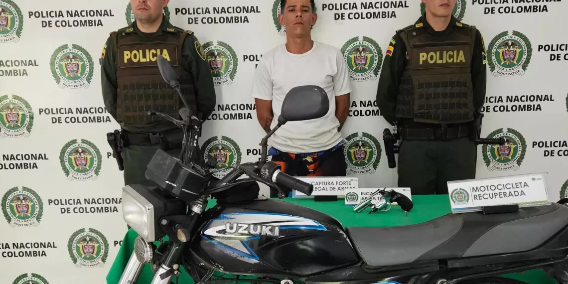 La policía capturó a un delincuente cuando pretendía huir con una moto robada