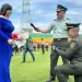 Subintendente le propuso matrimonio a su novia en la ceremonia de ascenso