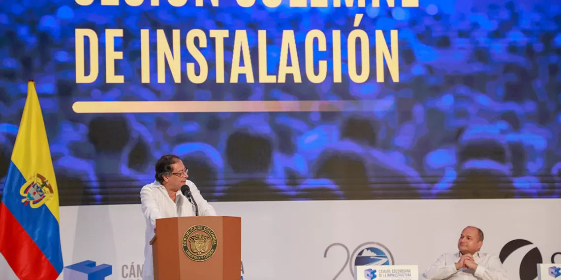 Altos salarios de funcionarios públicos no subirán en 2024, anuncia el presidente Petro