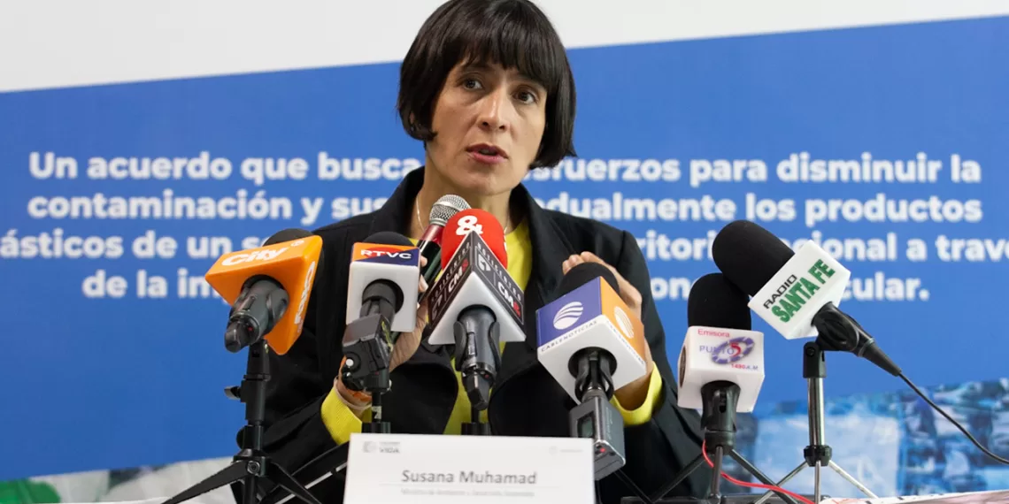 Colombia firma pacto para reducir plásticos de un solo uso