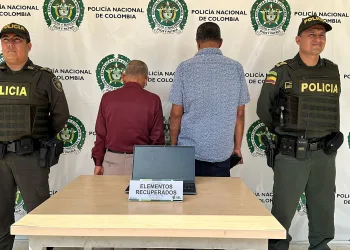 Dos adultos mayores fueron capturados por la policía luego de robarse un computador de un local comercial