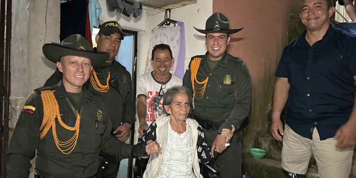 Policía entrega silla de ruedas a una persona adulta mayor