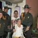 Policía entrega silla de ruedas a una persona adulta mayor