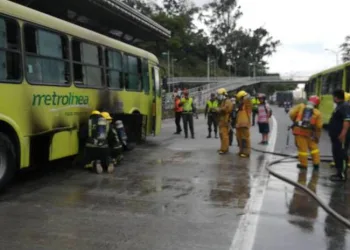 Se incendia bus de Metrolínea en Bucaramanga