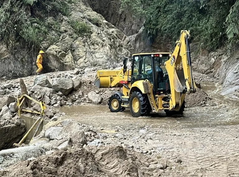 Con maquinaria amarilla Invías trabaja para habilitar tránsito controlado a un carril en la vía a Málaga