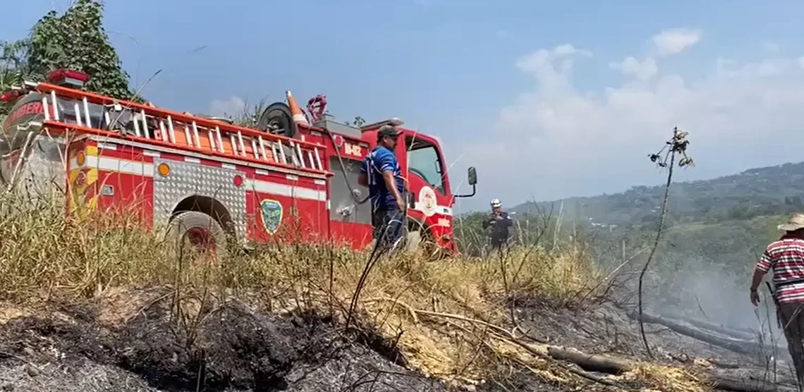 Incendio forestal en la vereda la esmeralda de Lebrija, Santander es atendido por bomberos