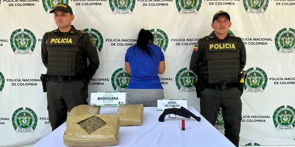 Mujer de 51 años fue capturada en Bucaramanga con armas y estupefacientes