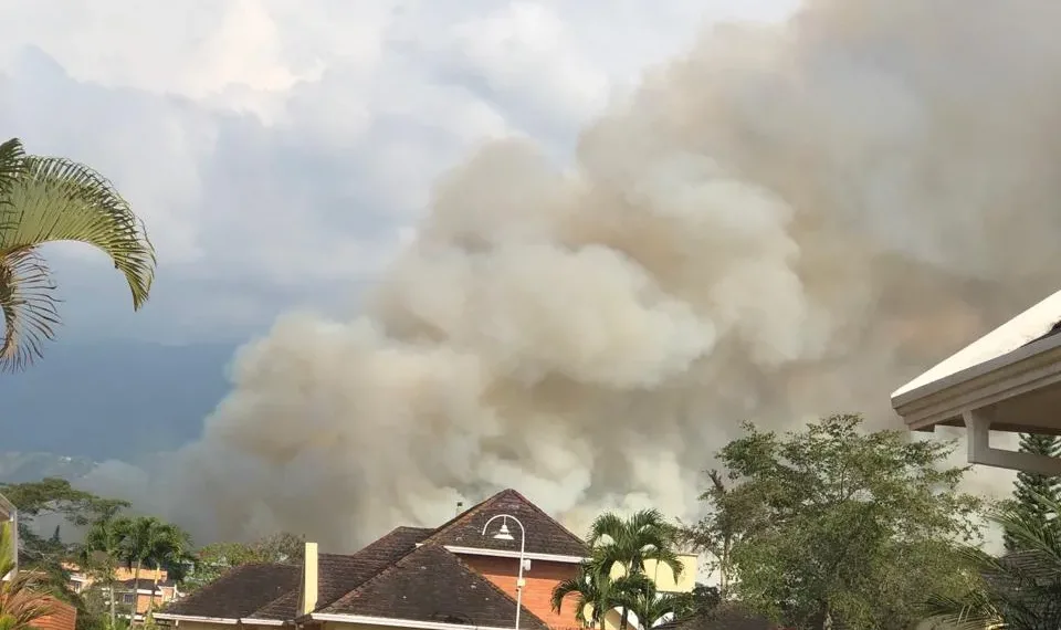 Controlado gigantesco incendio forestal en Ruitoque