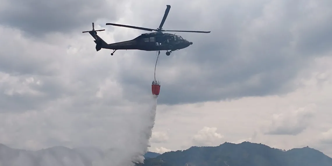 Fuertes vientos siguen avivando las llamas en el incendio forestal emergencia que lleva más de 15 horas sin poderse extinguir